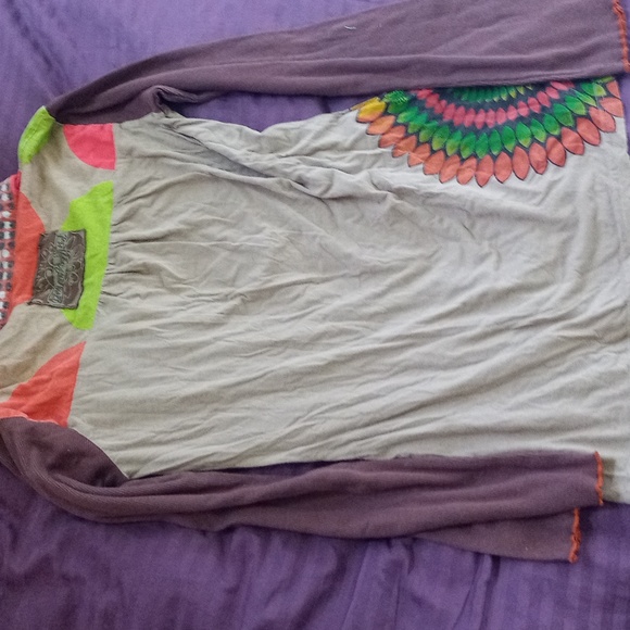 Funky long sleeve tee shirt. - Picture 3 of 3